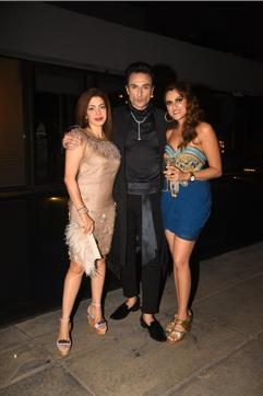 Pawan Anand with the guests. Pawan Anand with the guests.