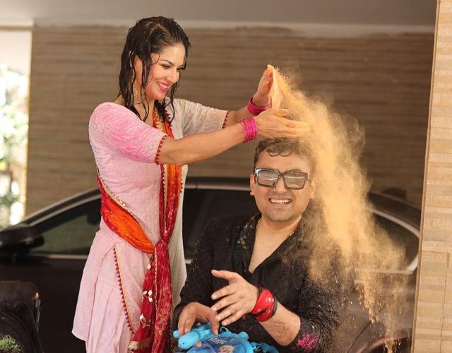 Sunny Leone empties her colour packet on a friend. Sunny Leone empties her colour packet on a friend.