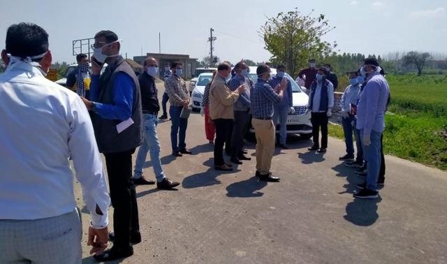The roads to Pathlawa have been sealed and no person is being allowed to leave or enter the village. (HT PHOTO)