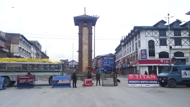 Srinagar’s Lal Chowk wears a deserted look on Sunday. (Waseen Andrabi/HT PHOTO) Srinagar’s Lal Chowk wears a deserted look on Sunday. (Waseen Andrabi/HT PHOTO)