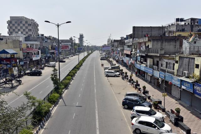 Deserted view of Aurobindo Marg near Yusuf Sarai Market during Janta Curfew. (Sanjeev Verma/HT PHOTO)
