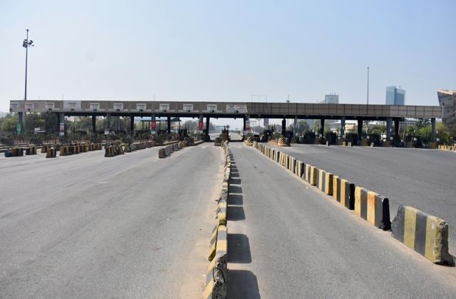 Kherki Daula toll plaza, which is generally a major bottleneck, saw passage of few vehicles on Sunday. (Yogesh Kumar/HT Photo) Kherki Daula toll plaza, which is generally a major bottleneck, saw passage of few vehicles on Sunday. (Yogesh Kumar/HT Photo)