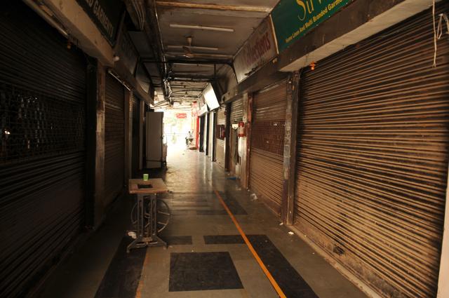 Shopkeepers closed stores at the Arjun Marg market in DLF Phase-1 on Sunday. (Parveen Kumar/HT Photo) Shopkeepers closed stores at the Arjun Marg market in DLF Phase-1 on Sunday. (Parveen Kumar/HT Photo)