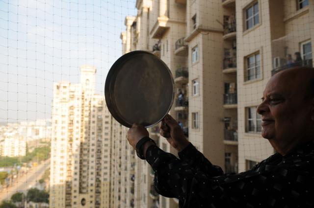 Residents of DLF Hamilton Court show their appreciation for those engaged in essential services. (Parveen Kumar/HT Photo) Residents of DLF Hamilton Court show their appreciation for those engaged in essential services. (Parveen Kumar/HT Photo)
