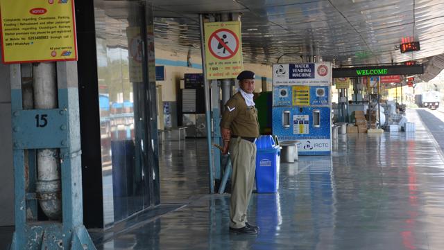 A security personnel standing guard on an empty platform at the railway station in Chandigarh on Sunday. (Sant Arora/HT) A security personnel standing guard on an empty platform at the railway station in Chandigarh on Sunday. (Sant Arora/HT)