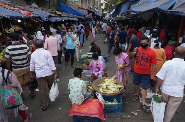 Crowd at Jambli naka market in Mumbai. (Praful Gangurde/HT Photo) Crowd at Jambli naka market in Mumbai. (Praful Gangurde/HT Photo)