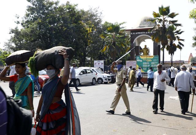 Police personnel seen patrolling at Gultekadi market on Tuesday. (Rahul Raut/HT PHOTO)