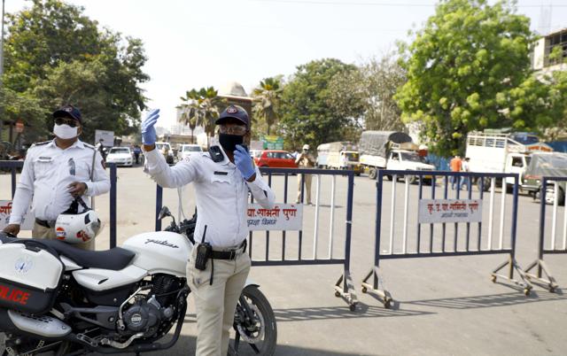 As people rushed at large number at Gultekadi market on Tuesday, police forced to interfere and streamline the mob. (Rahul Raut/HT PHOTO)