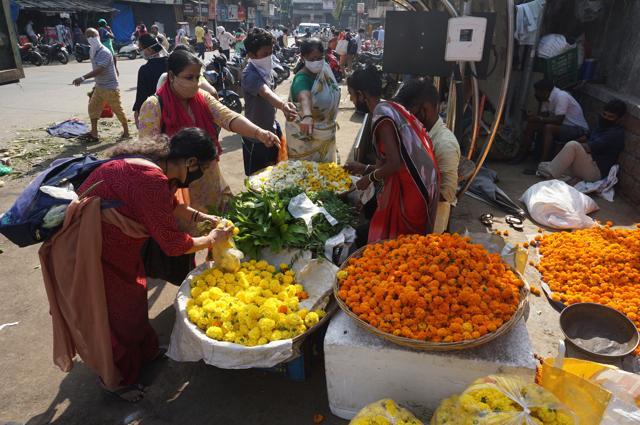People buying flowers for Gudi Padwa festival at Jambli Naka market, Thane. (Praful Gangurde/HT Photo) People buying flowers for Gudi Padwa festival at Jambli Naka market, Thane. (Praful Gangurde/HT Photo)