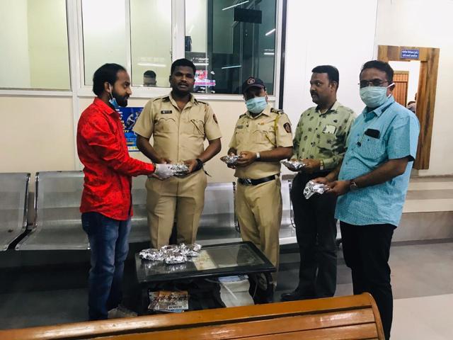 Police personnel and medical staff being given food packets by youth organisations on Wednesday. (HT/PHOTO)