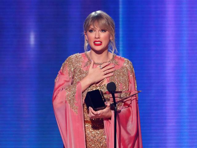 Taylor Swift accepts the Artist of the Year award at the 2019 American Music Awards. (REUTERS) Taylor Swift accepts the Artist of the Year award at the 2019 American Music Awards. (REUTERS)