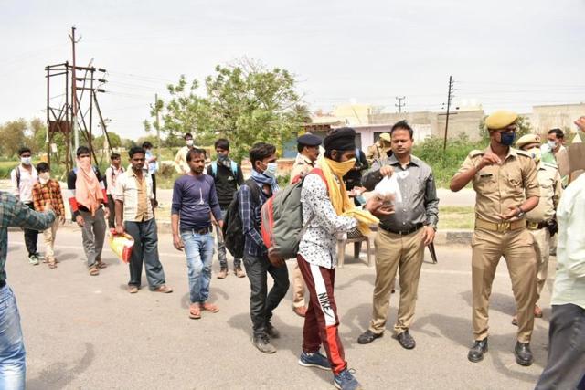 Besides the government, voluntary organisations, and political parties have started distributing food packets, mostly having puri-subzi and a bottle of water. (HT Photo) Besides the government, voluntary organisations, and political parties have started distributing food packets, mostly having puri-subzi and a bottle of water. (HT Photo)