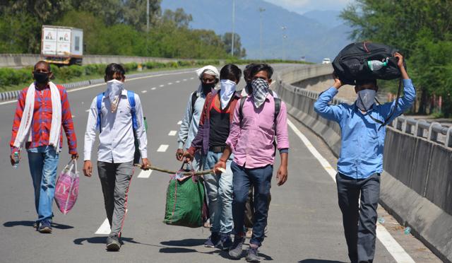 Daily wagers leaving for their home towns in UP from Pinjore amid the lockdown. (Sant Arora/HT) Daily wagers leaving for their home towns in UP from Pinjore amid the lockdown. (Sant Arora/HT)