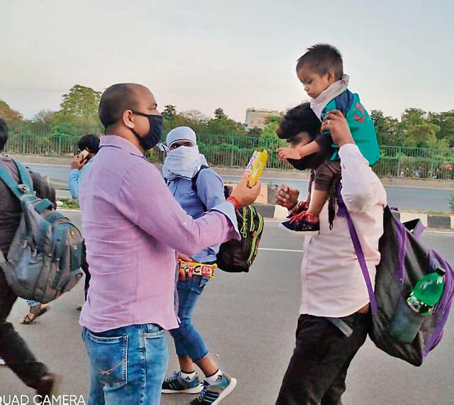 Akhil Kumar, the 38-year-old boxer is also making sure that those, “who’ve been walking on foot to get to their homes” are given food and water. Akhil Kumar, the 38-year-old boxer is also making sure that those, “who’ve been walking on foot to get to their homes” are given food and water.