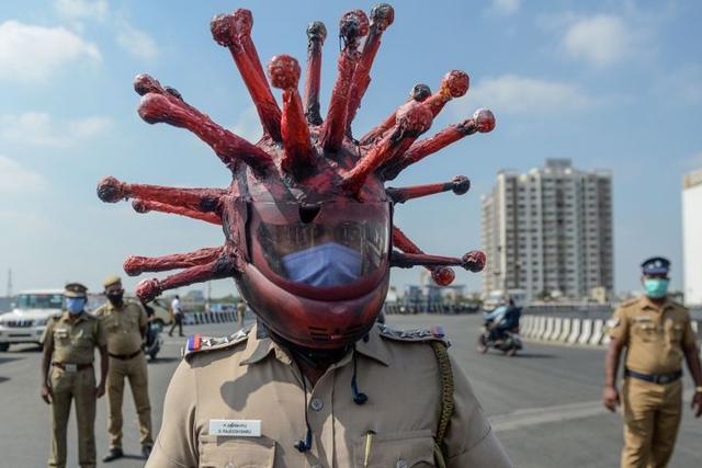 Police officers in Chennai wore outcoronavirus helmets, headgears that resemble the virus Police officers in Chennai wore outcoronavirus helmets, headgears that resemble the virus