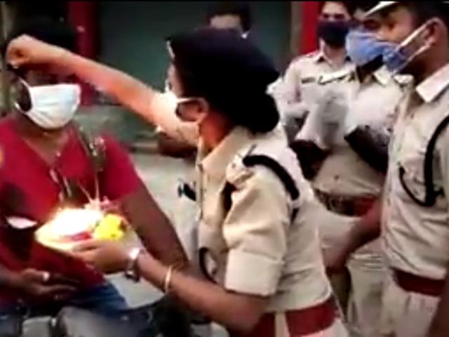 Why use lathis when aartis work better? Bilapur Police finds a creative way to stop people from stepping out Why use lathis when aartis work better? Bilapur Police finds a creative way to stop people from stepping out