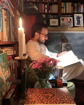 Bebo took to social media and wrote, “Looks like he is ‘booked’ for the week... While I Instagram” (Photo: Instagram/kareenakapoorkhan) Bebo took to social media and wrote, “Looks like he is ‘booked’ for the week... While I Instagram” (Photo: Instagram/kareenakapoorkhan)