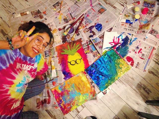 Janhvi Kapoor shows her paintings. Janhvi Kapoor shows her paintings.