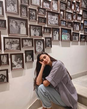 Actor Athiya Shetty shared a picture sitting on the staircase of her home with the photo wall behind her (Photo: Insatgram/athiyashetty) Actor Athiya Shetty shared a picture sitting on the staircase of her home with the photo wall behind her (Photo: Insatgram/athiyashetty)