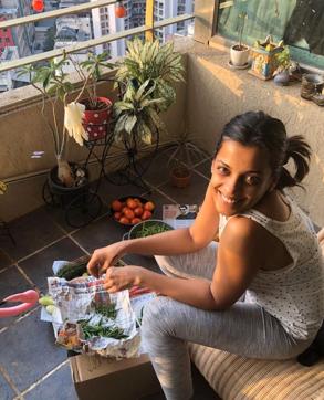 Actor Mugdha Godse chose to cut veggies in her balcony. (Photo: Instagram) Actor Mugdha Godse chose to cut veggies in her balcony. (Photo: Instagram)