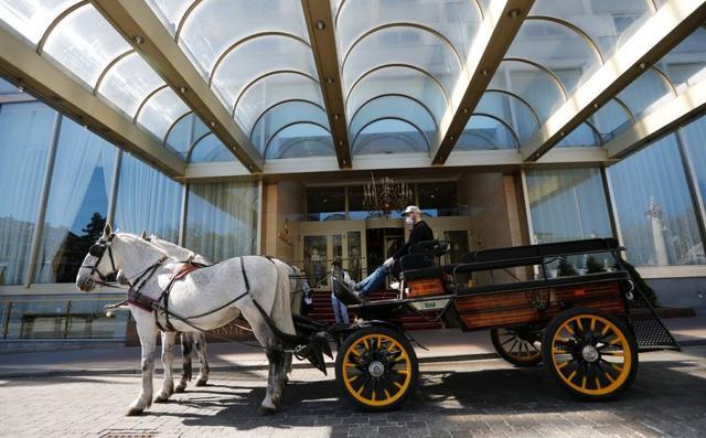 These horse-drawn carriages are delivering food to senior ...
