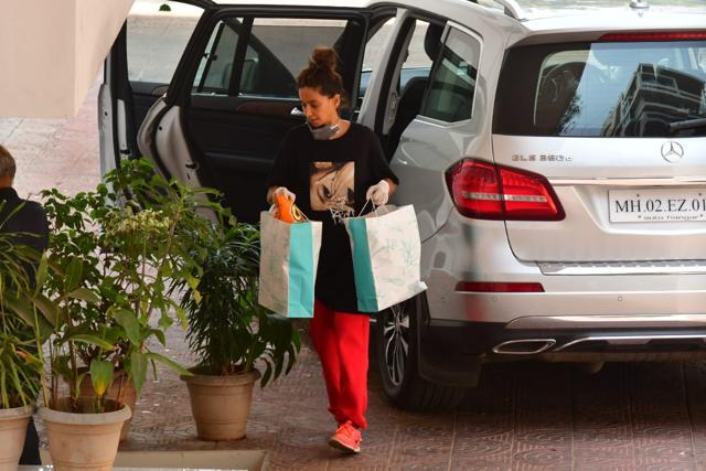 Shibani Dandekar brings the groceries in. Shibani Dandekar brings the groceries in.