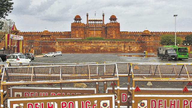 Police barricades seen outside the Red Fort during the second day of lockdown imposed by the state government to curb the spread of coronavirus, in New Delhi, India. (Biplov Bhuyan/HT PHOTO) Police barricades seen outside the Red Fort during the second day of lockdown imposed by the state government to curb the spread of coronavirus, in New Delhi, India. (Biplov Bhuyan/HT PHOTO)