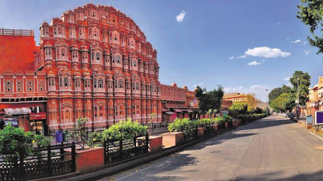 A view of deserted streets around the Hawa Mahal in Jaipur, Rajasthan. (Photo by Himanshu Vyas / Hindustan Times) A view of deserted streets around the Hawa Mahal in Jaipur, Rajasthan. (Photo by Himanshu Vyas / Hindustan Times)