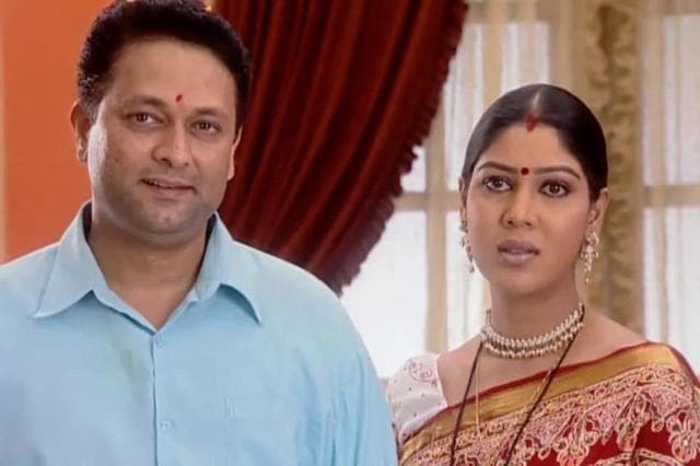 Kiran Karmarkar and Sakshi Tanwar as Om and Parvati Aggarwal in Kahaani Ghar Ghar Kii Kiran Karmarkar and Sakshi Tanwar as Om and Parvati Aggarwal in Kahaani Ghar Ghar Kii