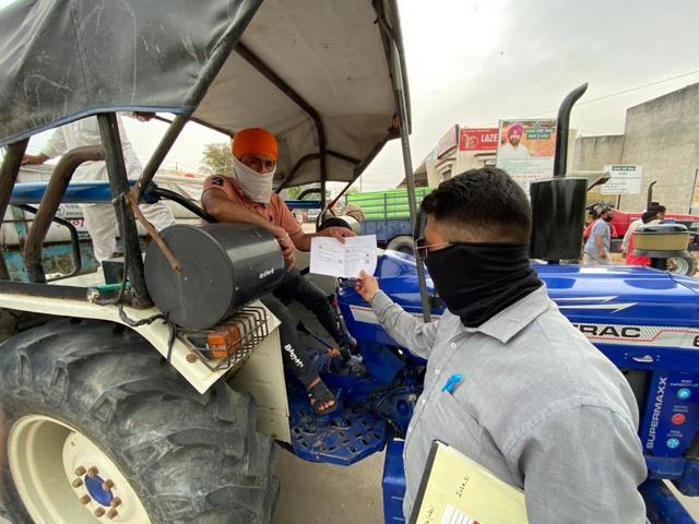 Mandi board staff checking the coupons issued to farmers as permits to sell 50 quintals wheat in Patiala on Wednesday. (HT Photo) Mandi board staff checking the coupons issued to farmers as permits to sell 50 quintals wheat in Patiala on Wednesday. (HT Photo)