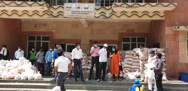 Sudhanshu Singh, founder of the NGO, along with the volunteers who arrange food packets and ration for the needy on a daily basis. Sudhanshu Singh, founder of the NGO, along with the volunteers who arrange food packets and ration for the needy on a daily basis.