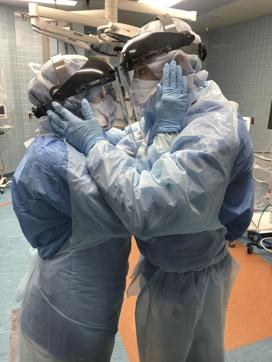 Image shows nurses Mindy Brock and Ben Cayer. (AP) Image shows nurses Mindy Brock and Ben Cayer. (AP)
