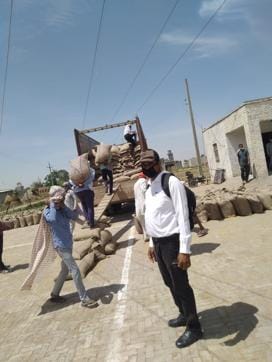 Wheat lifting going on at the Sangrur grain market. (HT PHOTO)