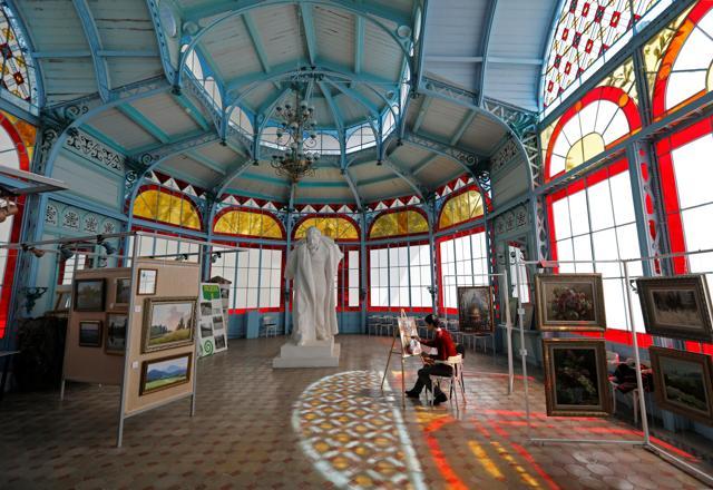 Artist Sergei Pronin works on a painting, which depicts a monument to Russian poet Alexander Pushkin, in an art gallery in Zheleznovodsk, Russia April 15, 2020. Sergei Pronin, aged 31, stayed at the Pushkin city gallery to continue his work and guard the building during a self-isolation regime, which was imposed by local authorities to prevent the spread of the coronavirus disease (COVID-19). Picture taken April 15, 2020. REUTERS/Eduard Korniyenko (REUTERS) Artist Sergei Pronin works on a painting, which depicts a monument to Russian poet Alexander Pushkin, in an art gallery in Zheleznovodsk, Russia April 15, 2020. Sergei Pronin, aged 31, stayed at the Pushkin city gallery to continue his work and guard the building during a self-isolation regime, which was imposed by local authorities to prevent the spread of the coronavirus disease (COVID-19). Picture taken April 15, 2020. REUTERS/Eduard Korniyenko (REUTERS)