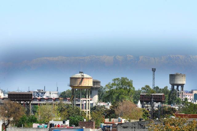 The Dhauladhar range of HImalayan mountains as viewed from the city of Jalandhar, Punjab, due to a steep drop in the pollution levels on day 10 of the initial 21-day lockdown to check the spread of coronavirus. (PHOTO: Pardeep Pandit/HT)