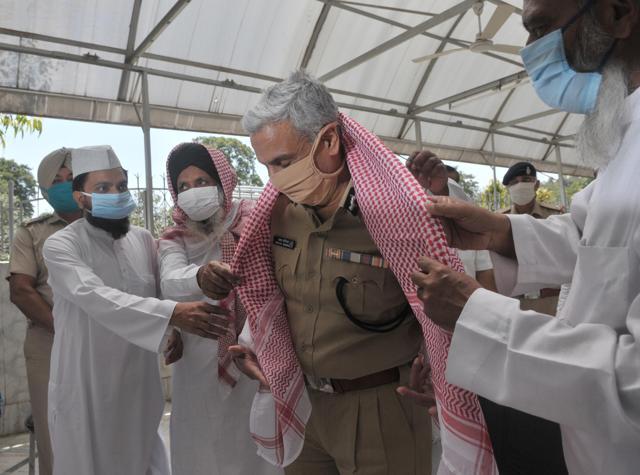 Chandigarh DGP Sanjay Baniwal being felicitated by the members of the Muslim community at Jama Masjid in Sector 20 on Friday. (Ravi Kumar/Hindustan Times&nbsp;)
