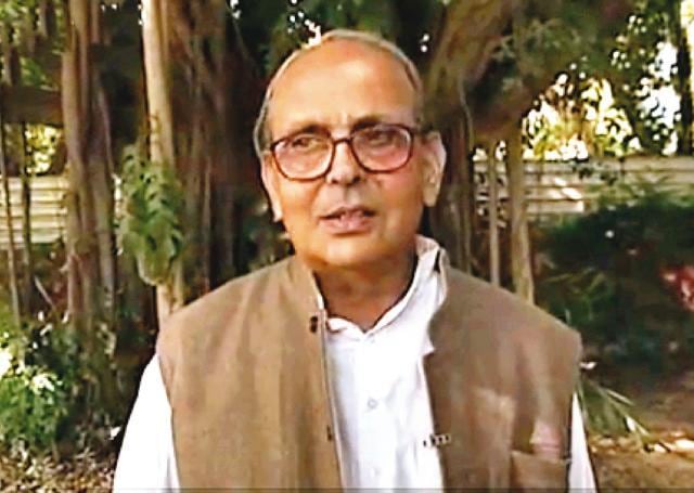 VP Singh had suggested thatthe Gandhis had made money on such deals as Bofors and that Bachchan was the frontman