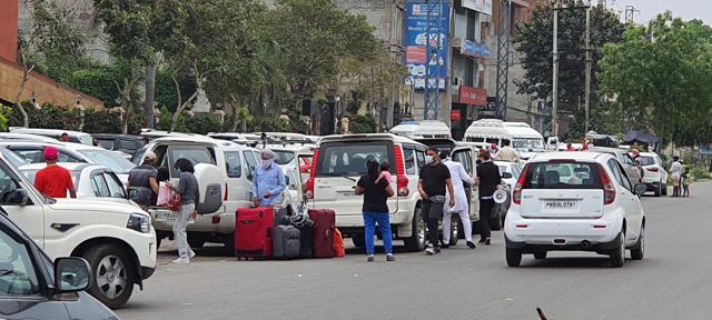 NRI passengers arriving to board Delhi-bound buses from Bhai Wala Chowk in Ludhiana on Sunday. (Gurpreet Singh/HT) NRI passengers arriving to board Delhi-bound buses from Bhai Wala Chowk in Ludhiana on Sunday. (Gurpreet Singh/HT)