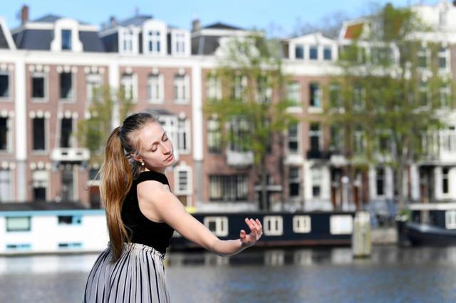 Ballet dancer Yvonne Slingerland Cosialls of the Dutch National Ballet performs on the streets of Amsterdam for the "Gently Quiet" project, amid the coronavirus disease (COVID-19) outbreak, in Amsterdam, the Netherlands April 24, 2020. REUTERS/Piroschka van de Wouw (REUTERS)
