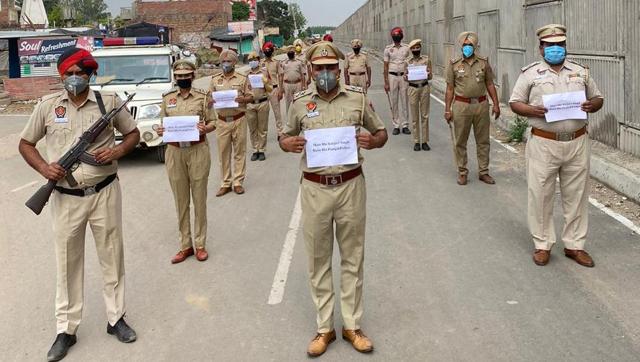 Punjab Police personnel in Mohali showing solidarity with their colleague after the #MainBhiHarjeetSingh campaign was launched on Monday. (HT Photo)