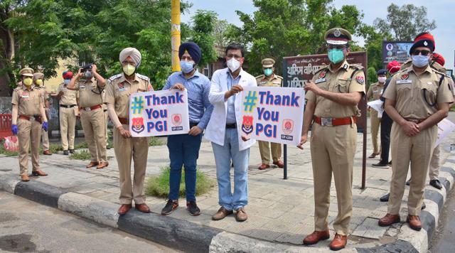 Police commissioner Rakesh Agrawal along other senior officials thanking the PGI staff who treated their colleague Harjeet Singh. (Gurpreet Singh/HT) Police commissioner Rakesh Agrawal along other senior officials thanking the PGI staff who treated their colleague Harjeet Singh. (Gurpreet Singh/HT)