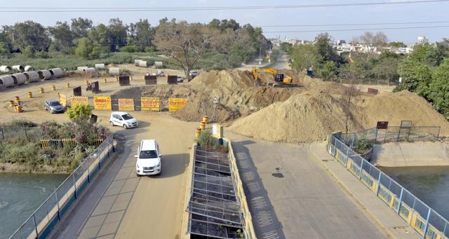 Work on the smart city project in full swing on Pakhowal Road in Ludhiana on Tuesday. (Gurpreet Singh/HT) Work on the smart city project in full swing on Pakhowal Road in Ludhiana on Tuesday. (Gurpreet Singh/HT)