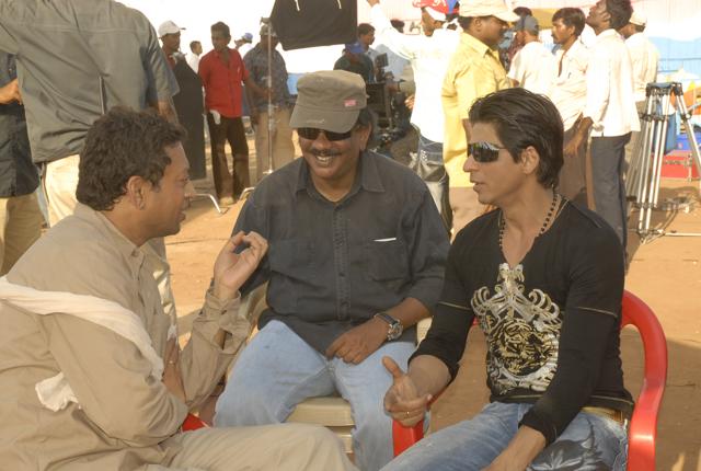 Irrfan Khan, director Priyadarshan and Shahrukh Khan on the sets of Billu Barber. (IHindustan Times)