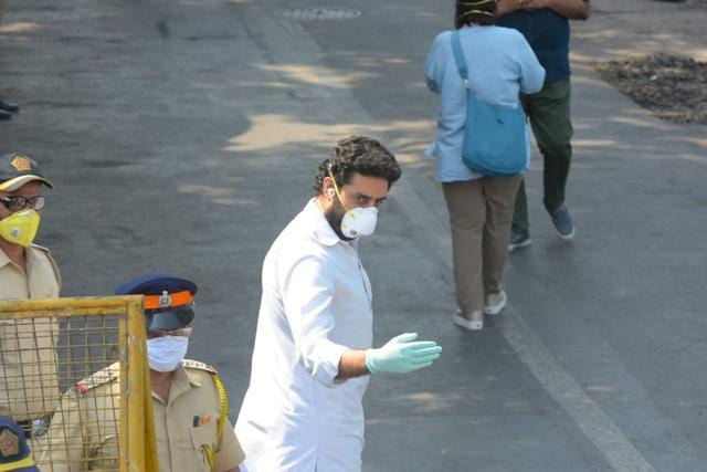 Abhishek Bachchan at Chandanwadi crematorium for Rishi Kapoor’s funeral. (Vijayanand Gupta/Hindustan Times) Abhishek Bachchan at Chandanwadi crematorium for Rishi Kapoor’s funeral. (Vijayanand Gupta/Hindustan Times)