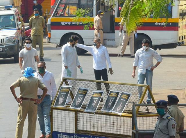 Armaan Jain, Abhishek Bachchan and Anil Ambani at Chandanwadi crematorium for Rishi Kapoor’s funeral. (Vijayanand Gupta/Hindustan Times) Armaan Jain, Abhishek Bachchan and Anil Ambani at Chandanwadi crematorium for Rishi Kapoor’s funeral. (Vijayanand Gupta/Hindustan Times)