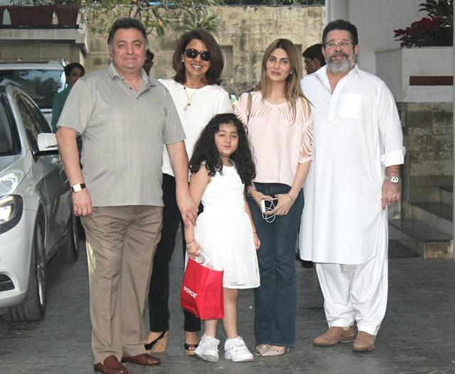 Rishi Kapoor, Neetu Singh, Riddhima, Sameira and Kunal Kapoor got together for an occasion. (Varinder Chawla) Rishi Kapoor, Neetu Singh, Riddhima, Sameira and Kunal Kapoor got together for an occasion. (Varinder Chawla)