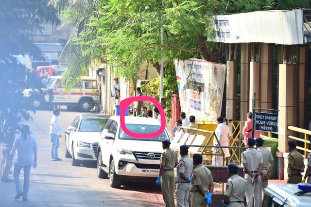 Ranbir Kapoor at Chandanwadi crematorium for Rishi Kapoor’s funeral. (Varinder Chawla) Ranbir Kapoor at Chandanwadi crematorium for Rishi Kapoor’s funeral. (Varinder Chawla)