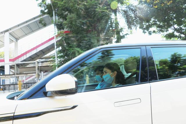 Alia Bhatt at Chandanwadi crematorium for Rishi Kapoor’s funeral. (Varinder Chawla) Alia Bhatt at Chandanwadi crematorium for Rishi Kapoor’s funeral. (Varinder Chawla)