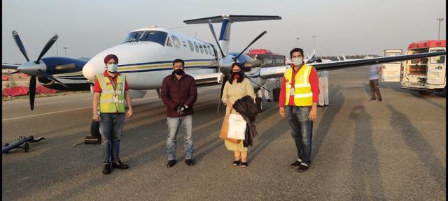 Dingko Singh and his wife after landing at the IGI Airport in Delhi as the Spice Jet Air Ambulence fle him from Imphal to Delhi here with the officials of the airline who flew with him on Saturday evening. (HT Photo)