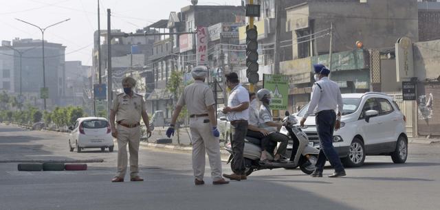 Residents were seen openly flouting the curfew norms by turning up in their vehicles even as the administration had only permitted them to walk to their nearby shops. (Gurpreet Singh/ HT)